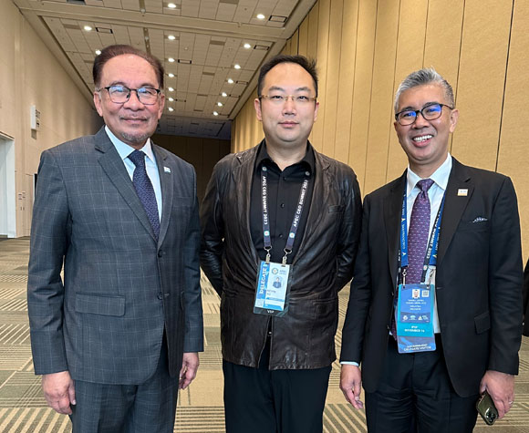 馬來西亞首相安華（左一）、APEC籌委會(huì)聯(lián)合主席徐鵬（中）、馬來西亞商務(wù)部長(zhǎng)TENGKU ZAFRUL TENGKU ABDUL AZIZ（右一）